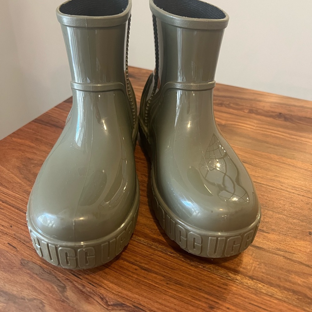 Women’s UGG Drizlita rain boot. Size 7. Color Green